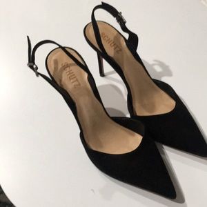 Schutz pumps in black